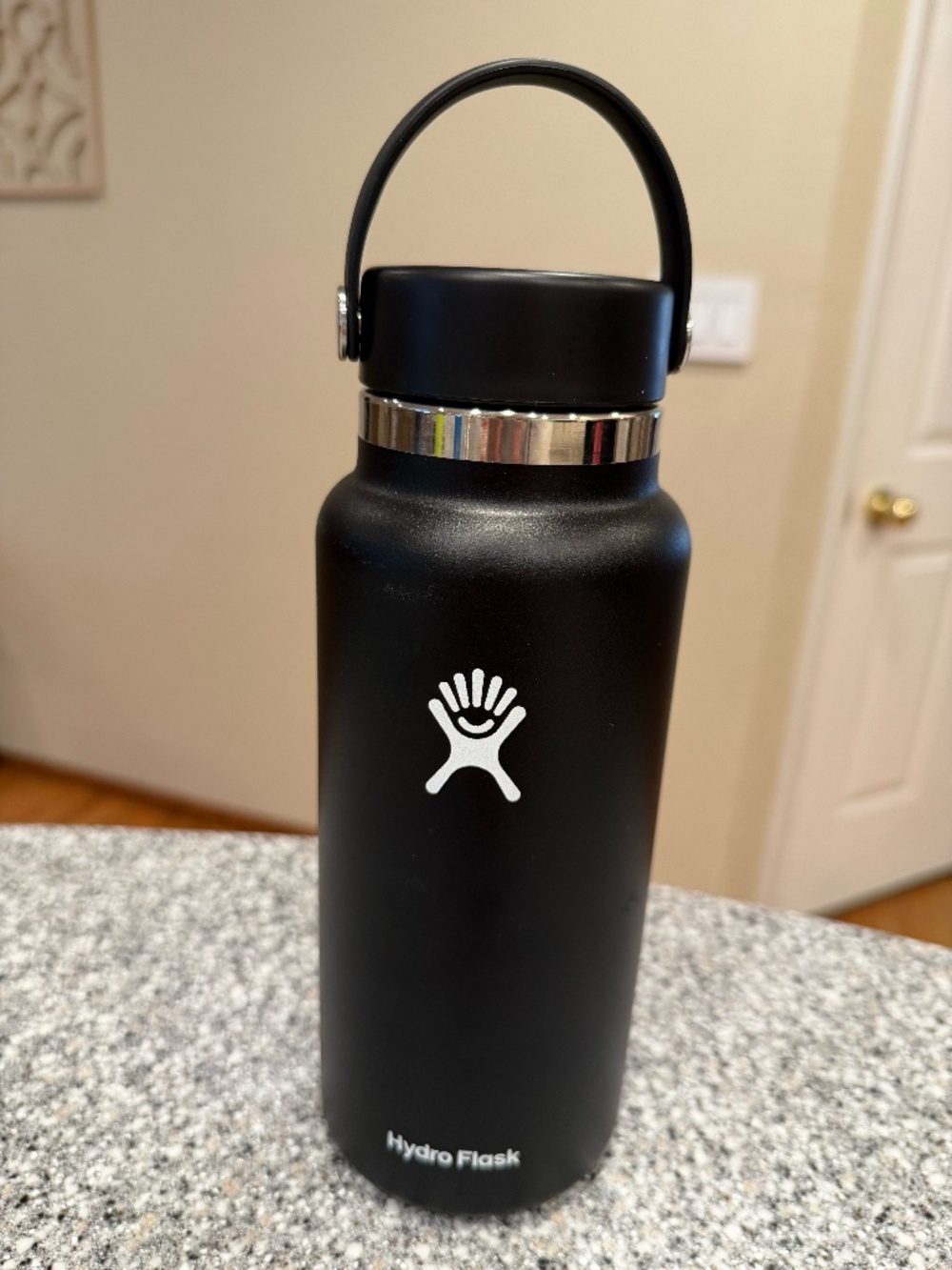 32 oz Hydroflask - black in like new condition